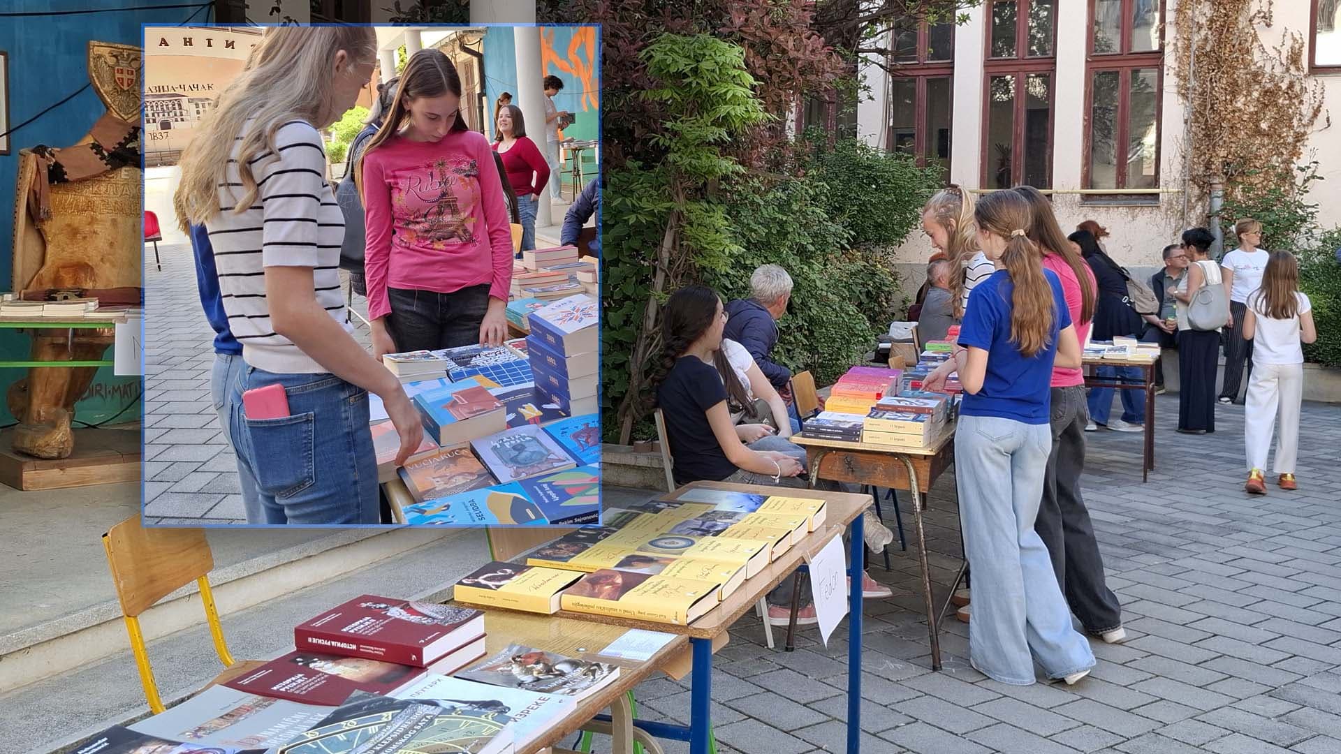 "Knjige, braćo, knjige": I čačanski gimnazijalci u nacionalnoj humanoj misiji za NURDOR (VIDEO)