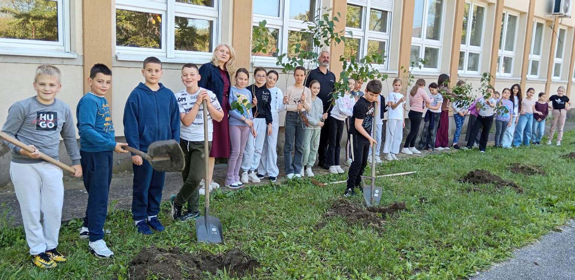 Lepa vest iz Preljine: Deca zasadila drvored jorgovana kao simbol prijateljstva!