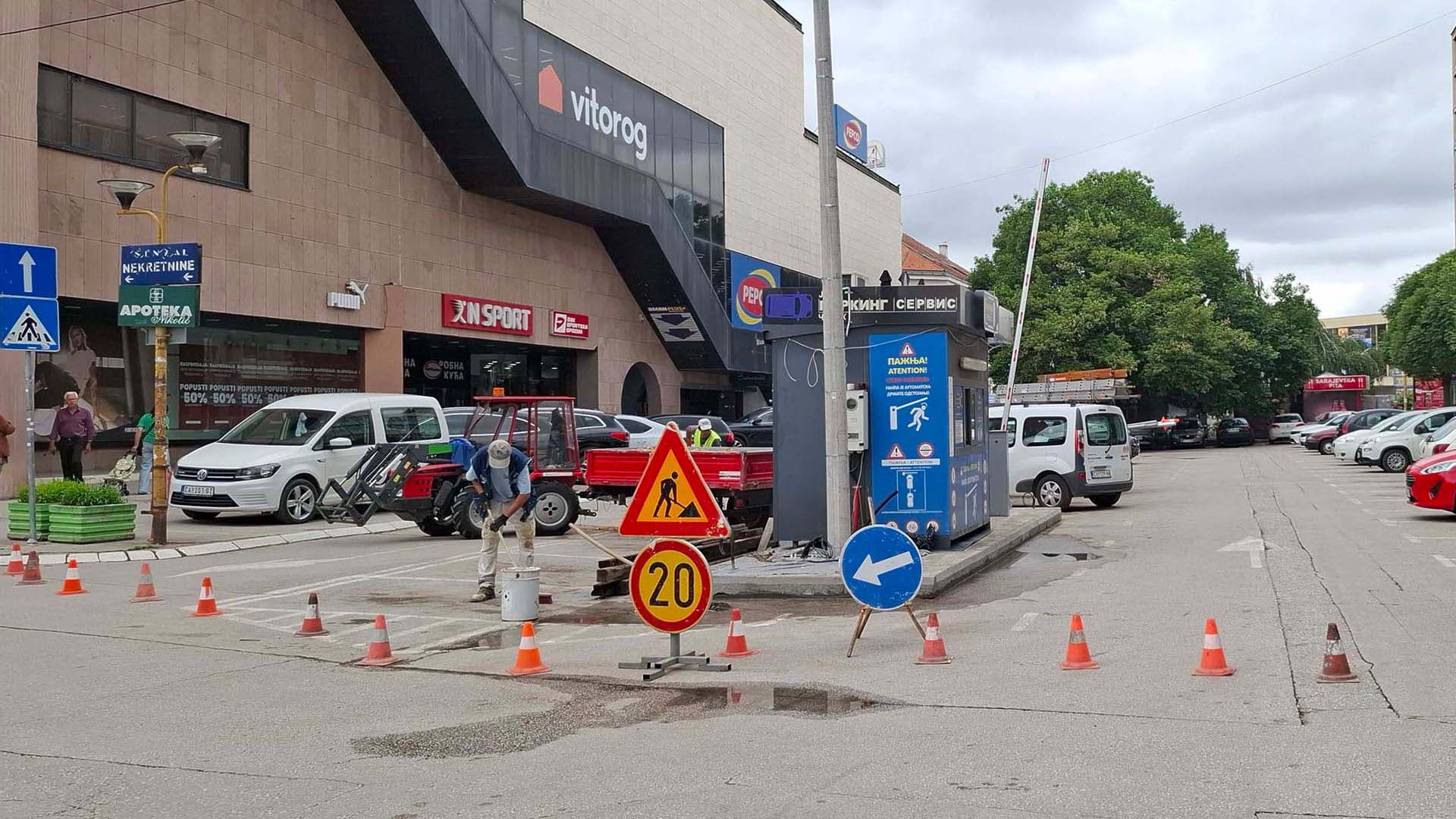 Reorganizacija parkinga kod Robne kuće: Pomerene naplatne rampe, cena i pretplata tokom juna ostaju iste