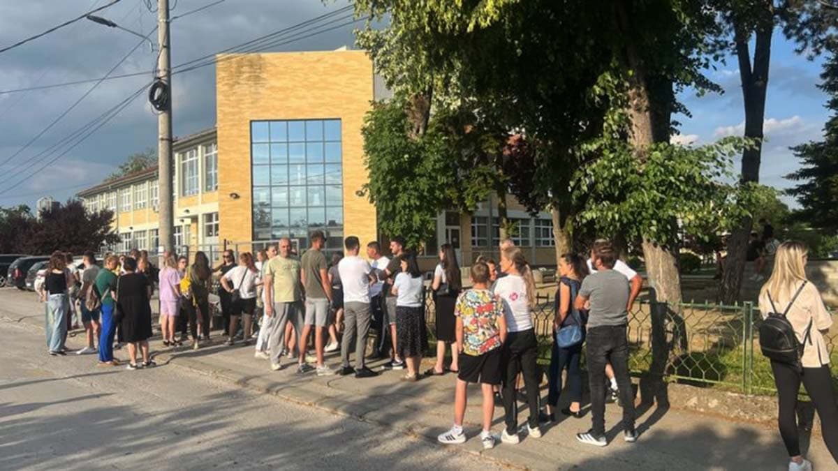 PROTEST U MRČAJEVCIMA ZBOG VRŠNJAČKOG NASILJA: Savet roditelja traži premeštaj učenika i smenu uprave