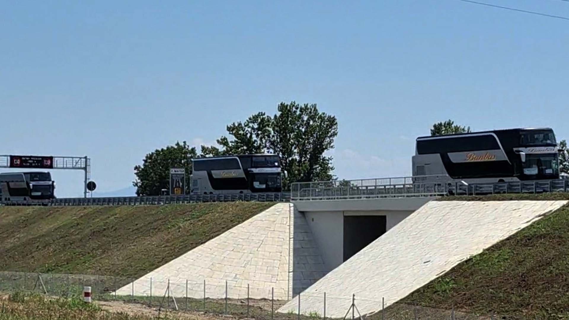 Dan nakon otvaranja Moravskog koridora: Nove kilometre prve iskoristile kolone autobusa sa pristalicama SNS-a (VIDEO)