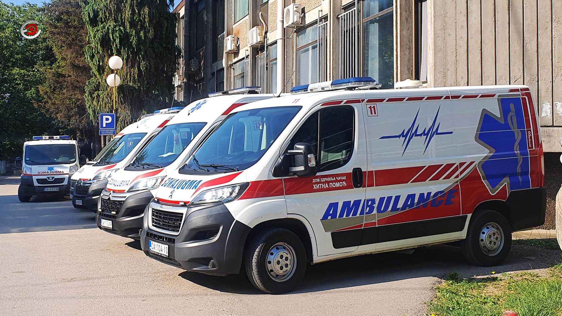 CRNI DAN NA PUTEVIMA U ČAČKU: Motociklista (35) poginuo u udesu, biciklista oboren na Plavom mostu