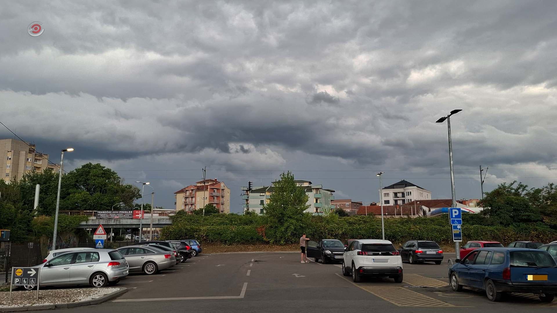 Crveni stepen upozorenja: U južne delove Srbije stiže ekstremno nevreme sa grmljavinom, gradom i orkanskim vetrom