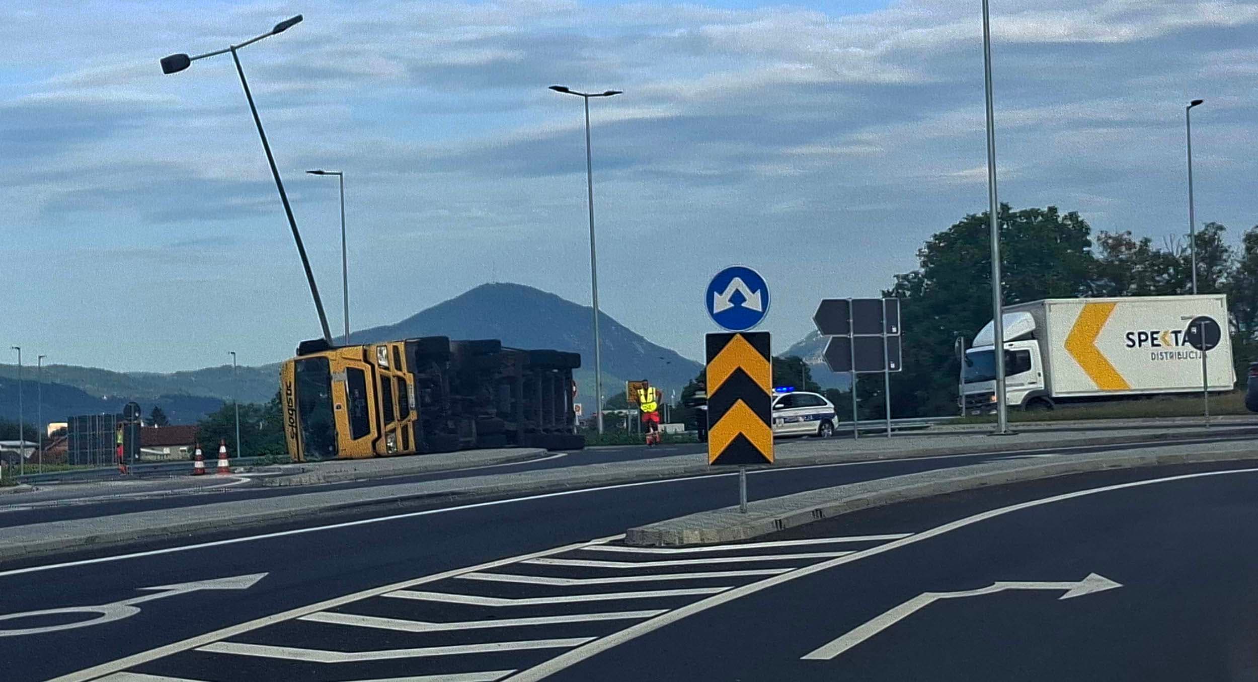 Uklonjen šleper koji se tokom noći prevrnuo kod uključenja na auto-put "Miloš Veliki" u Čačku, vozač lakše povređen