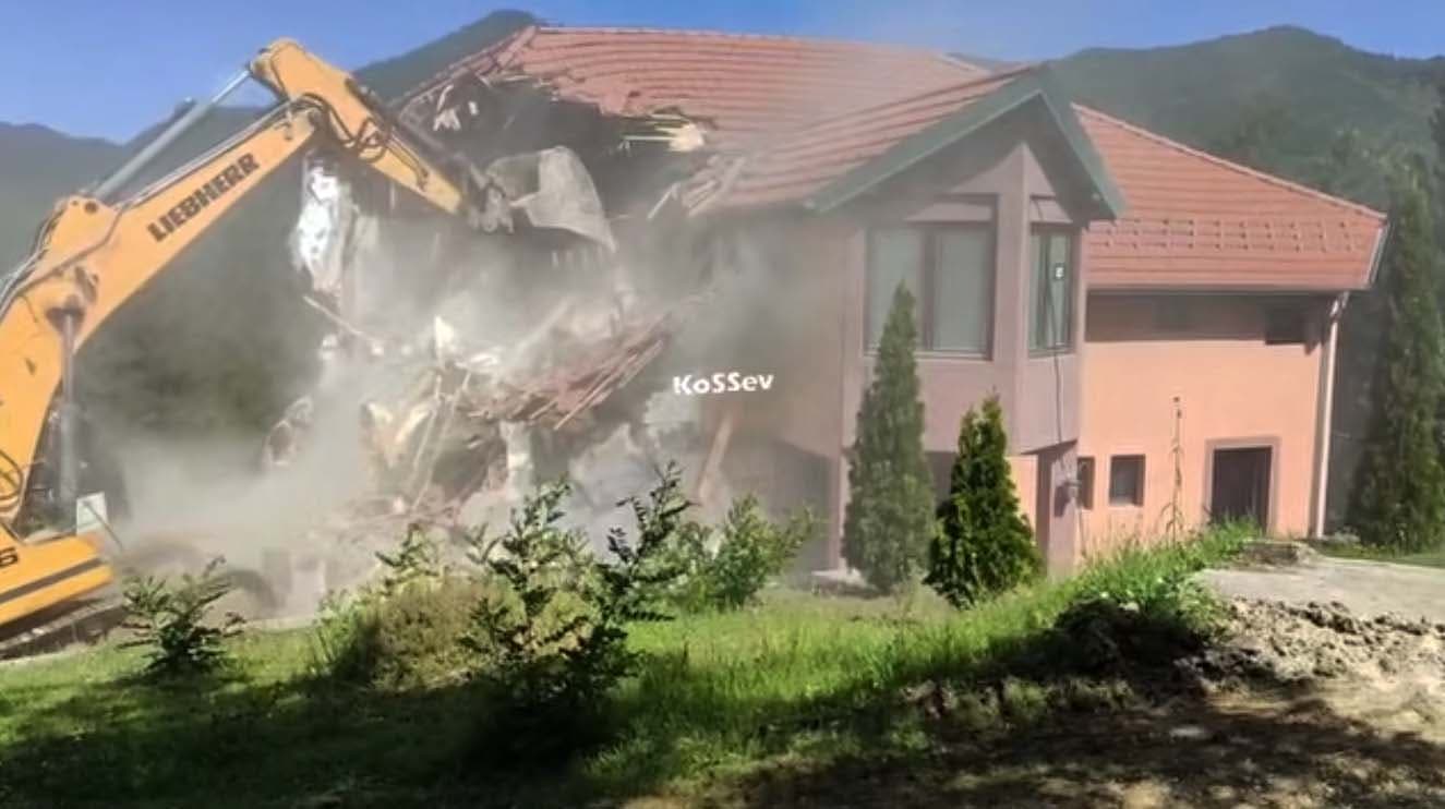 Srušen hotel "Jezero" na Gazivodama: Vlasnici tvrde da je rušeno bez sudske odluke, civilni sektor traži istragu