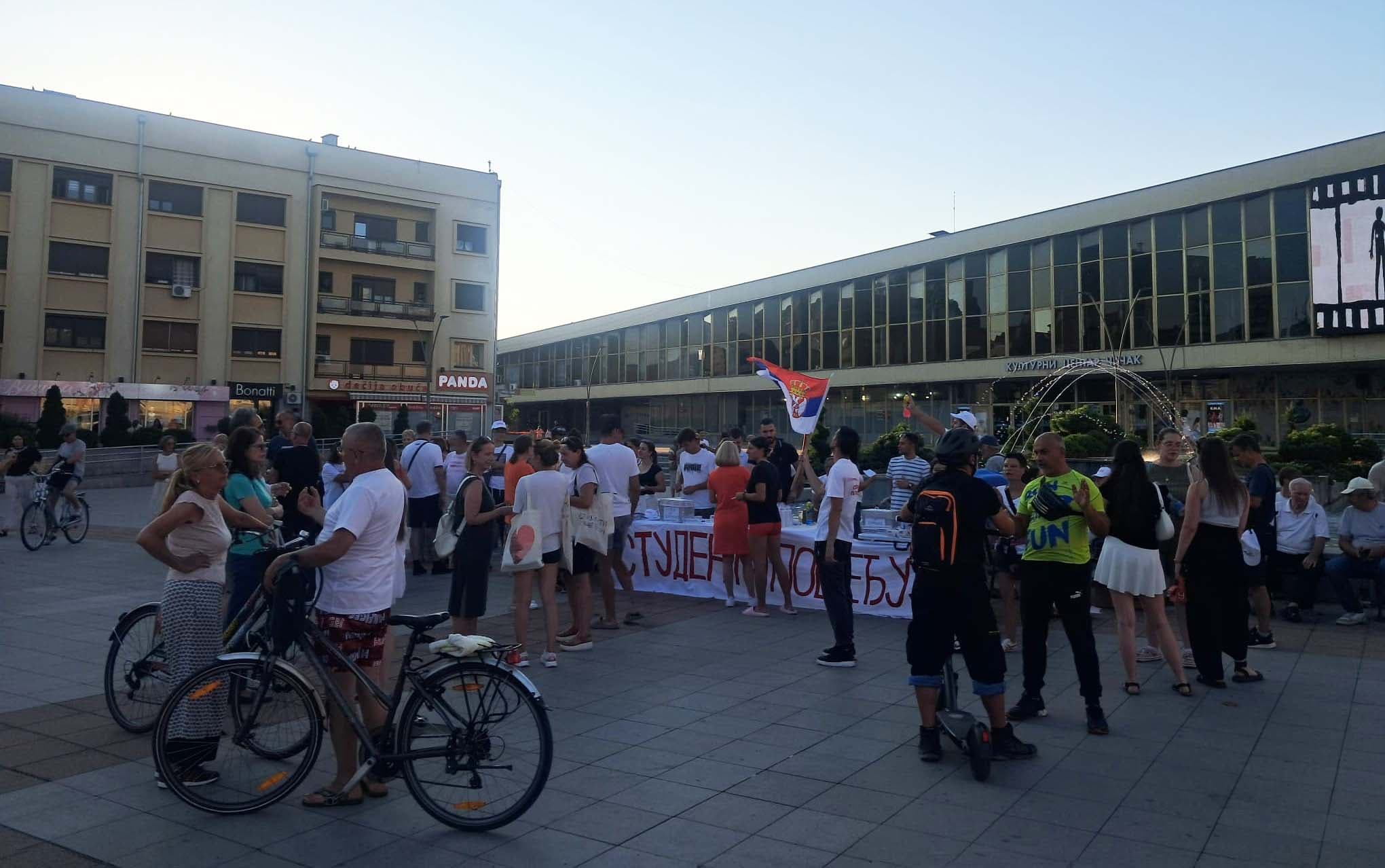Studenti FTN u Čačku organizovali bazar na Gradskom trgu: "Od Morave do Ibra" u osam gradova istovremeno (FOTO)