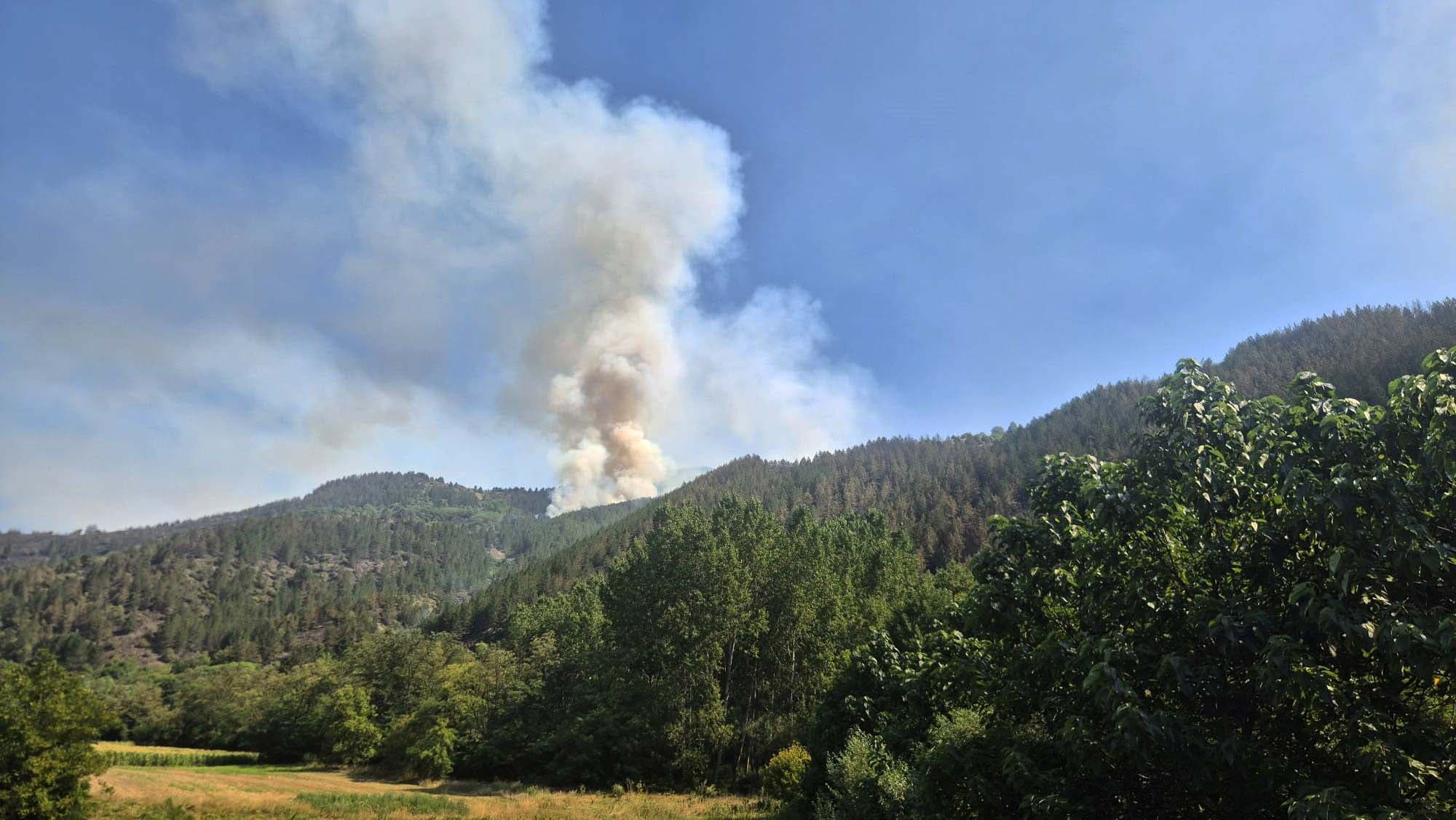 Borba sa vatrom u Ibarskoj klisuri: Požari iznad Ušća i Polumira pod kontrolom, u gašenju se priključili i helikopteri